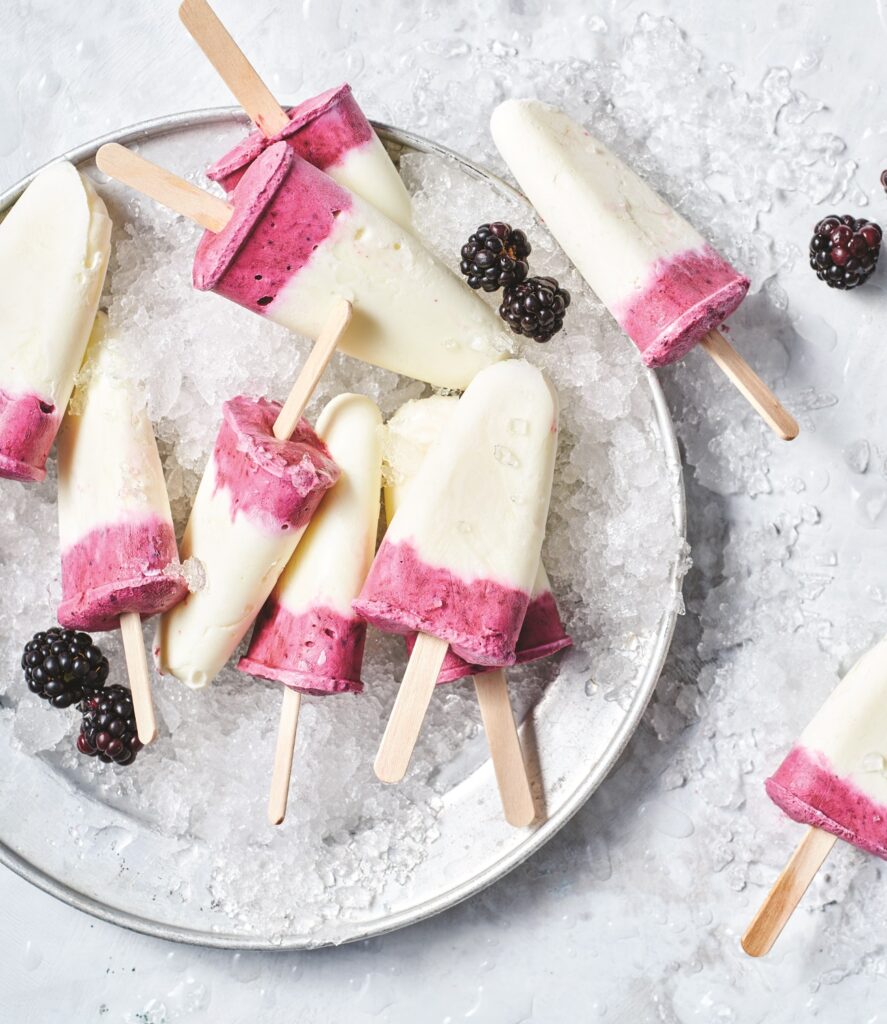 Vanilla and blackberry yoghurt popsicles Vanilla and blackberry yoghurt popsicles
